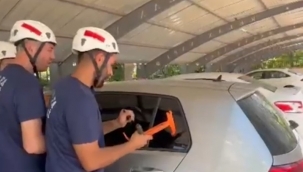 Şanlıurfa'da Bebek Otomobilde Mahsur Kaldı! Cam Kırılarak Kurtarıldı