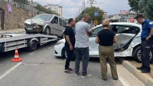 Şanlıurfa'da İki Araç Çarpıştı, 2 Yaralı