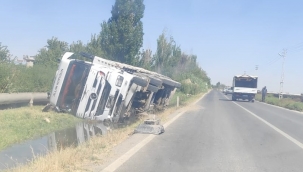 Şanlıurfa'da Tır Devrildi, Sürücü Yaralandı