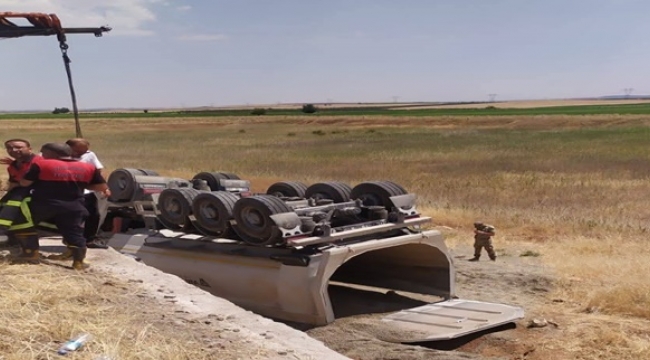 Şanlıurfa'da Tır Şarampole Devrildi: 2 Yaralı