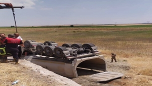 Şanlıurfa'da Tır Şarampole Devrildi: 2 Yaralı