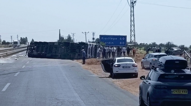 Şanlıurfa'da tır yola devrildi 