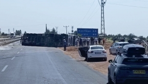 Şanlıurfa'da tır yola devrildi 