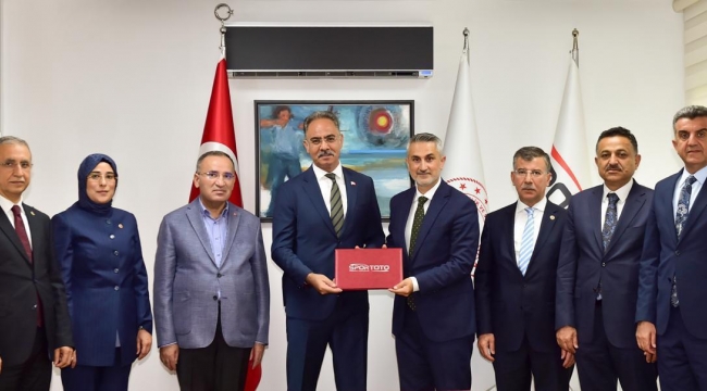 Şanlıurfa'ya Dev Gençlik Yatırımı: Eyyübiye'de 20 Saha İçin İmzalar Atıldı