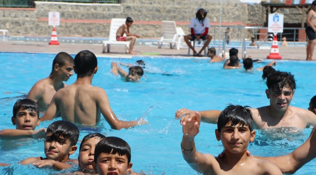 Şanlıurfalı Gençler Serinliğin Tadını Yüzme Havuzlarında Çıkarıyor