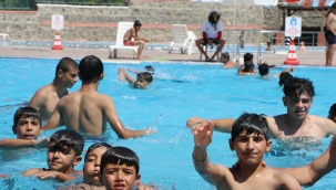Şanlıurfalı Gençler Serinliğin Tadını Yüzme Havuzlarında Çıkarıyor