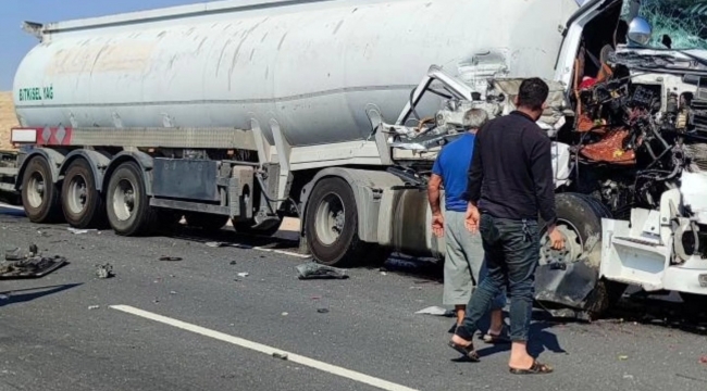 Viranşehir'de Tır, Kamyona Çarptı! Sürücü Yaralı Kurtarıldı