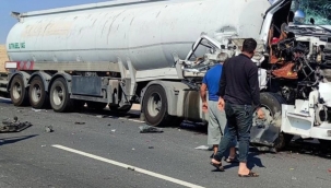 Viranşehir'de Tır, Kamyona Çarptı! Sürücü Yaralı Kurtarıldı