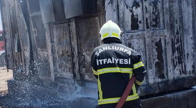 Viranşehir'de Trafo Yangını Korkuttu: Bir İtfaiye Eri Zehirlendi