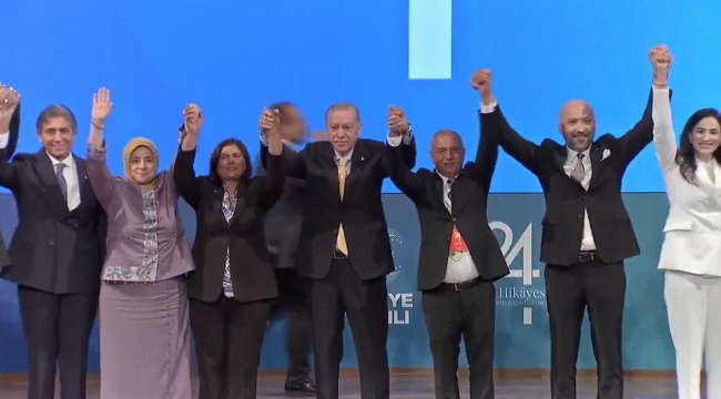 9 Belediye AK Parti'ye Geçti! Rozetlerini Cumhurbaşkanı Erdoğan Taktı
