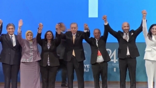 9 Belediye AK Parti'ye Geçti! Rozetlerini Cumhurbaşkanı Erdoğan Taktı