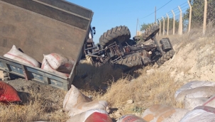 Birecik'te Korkutan Kaza: Fıstık Yüklü Traktör Devrildi