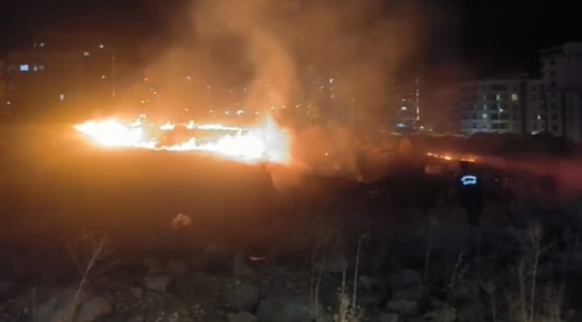 Karaköprü'de Boş Arazide Yangın