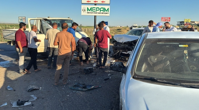 Şanlıurfa'da Kafa Kafaya Çarpışan Araçlar Maddi Hasarla Kurtuldu