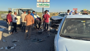 Şanlıurfa'da Kafa Kafaya Çarpışan Araçlar Maddi Hasarla Kurtuldu
