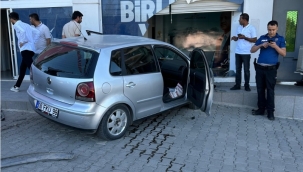 Şanlıurfa'da kontrolden çıkan araç AK Parti İl Başkanlığına çarptı: 3 Yaralı