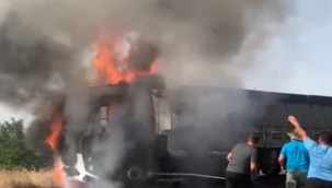 Şanlıurfa'da seyir halindeki tır alev alev yandı