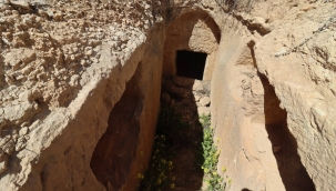 Suruç'ta Tarihin Sırları Ortaya Çıkıyor: Kaya Mezar Detayları Kayıt Altında!