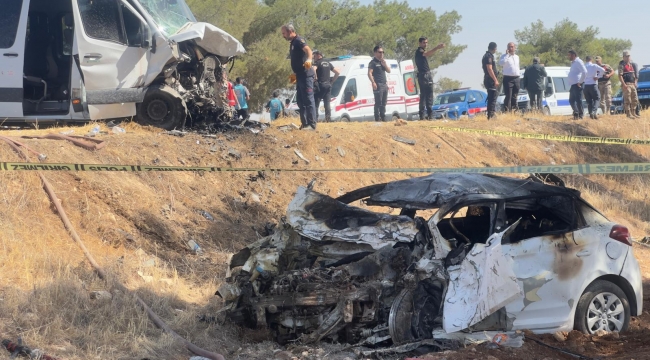 Şanlıurfa'da Feci Kaza: 1 Ölü, 14 Yaralı! Otomobil Alev Aldı