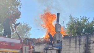 Şanlıurfa'da pide fırınının odunluğunda yangın