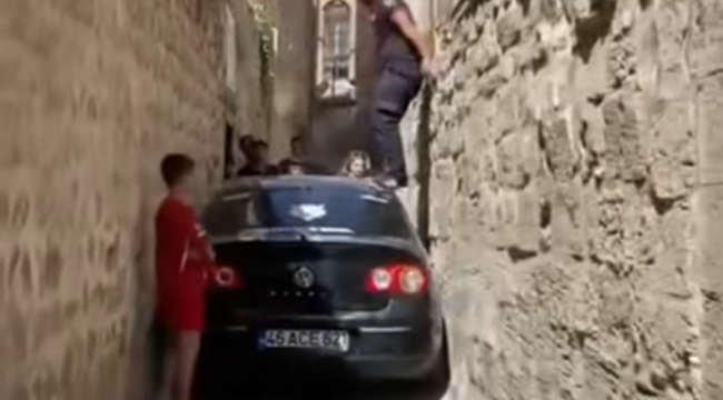 Şanlıurfa'da Tarihi Sokakta Teknolojiye Güvenen Sürücü Zor Anlar Yaşadı