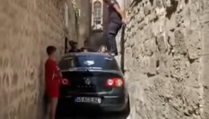 Şanlıurfa'da Tarihi Sokakta Teknolojiye Güvenen Sürücü Zor Anlar Yaşadı