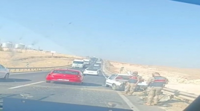 Şanlıurfa'da Tır İle Otomobilin Çarpıştı, 2 Yaralı