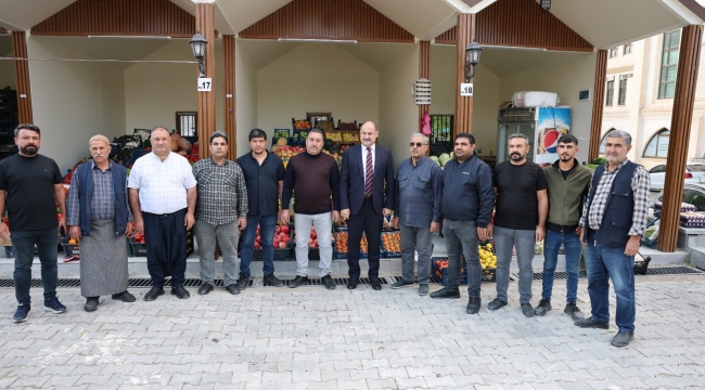 Başkan Gülpınar, Yenilenen Pazar Yerinde Esnafla Buluştu