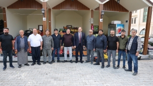 Başkan Gülpınar, Yenilenen Pazar Yerinde Esnafla Buluştu