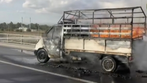 Birecik köprüsünde pikap alev alev yandı 