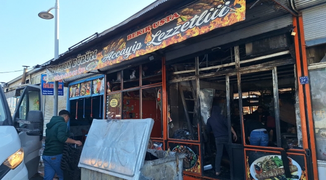 Birecik'te Korkutan Yangın: Dürümcü Alevlere Teslim!