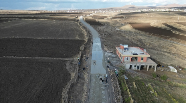 Büyükşehir, Siverek Kırsalında Beton Yol Çalışmalarını Sürdürüyor