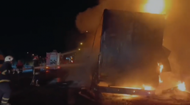 Şanlıurfa'da Korkutan Tır Yangını: Trafik Kontrollü Verildi