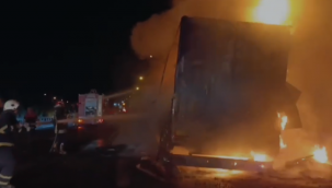 Şanlıurfa'da Korkutan Tır Yangını: Trafik Kontrollü Verildi