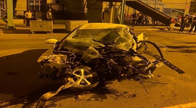 Şanlıurfa'da Üst Geçide Çarpan Otomobil Hurdaya Döndü: 1 Ölü
