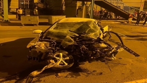 Şanlıurfa'da Üst Geçide Çarpan Otomobil Hurdaya Döndü: 1 Ölü