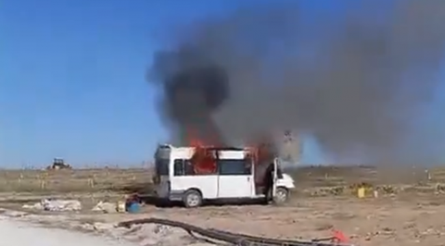 Şanlıurfa'dan Niğde'ye Giden Mevsimlik İşçilerin Minibüsü Patates Tarlasında Yandı