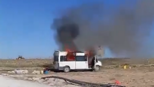 Şanlıurfa'dan Niğde'ye Giden Mevsimlik İşçilerin Minibüsü Patates Tarlasında Yandı