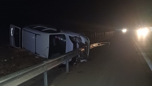 Birecik'te Hafif Ticari Araç Takla Attı, 2 Yaralı