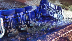 Şanlıurfa'da Gübre Yüklü Tır Devrildi, 65 Yaşındaki Sürücü  Hayatını Kaybetti