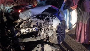 Şanlıurfa'da iki otomobilin kafa kafaya çarpıştı, 1 kişi öldü, 10 kişi yaralandı