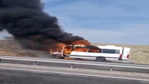 Siverek'te Seyir Halindeki Minibüs Alev Topladı!