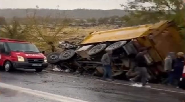 Siverek'te Tır Devrildi, 1 Ölü, 1 Yaralı