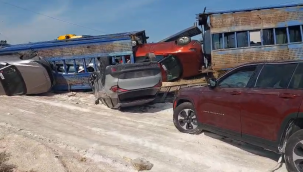 Viranşehir'de Sıfır Araç Yüklü TIR Devrildi