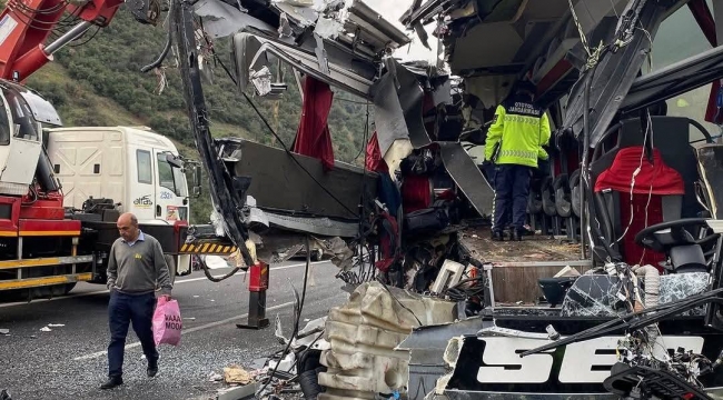 Adana-Gaziantep Otoyolu'nda Feci Kaza: Yolcu Otobüsü TIR'a Çarptı, 6 Ölü!