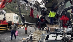 Adana-Gaziantep Otoyolu'nda Feci Kaza: Yolcu Otobüsü TIR'a Çarptı, 6 Ölü!