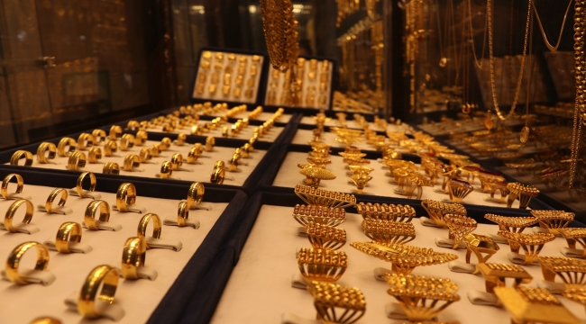 Altın Fiyatları Rekor Kırdı: Çeyrek Altın 10 Bin TL'yi Zorluyor, Cumhuriyet Altını 40 Bin TL!