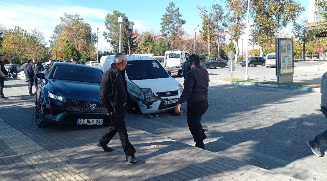 Birecik'te İki Araç Karıştı, Olayda Can Kaybı Yaşanmadı