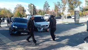 Birecik'te İki Araç Karıştı, Olayda Can Kaybı Yaşanmadı