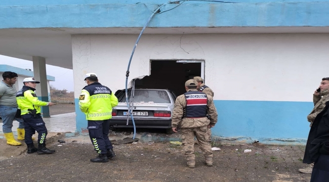 Eyyübiye'de Kontrolden Çıkan Araç Taziye Evine Daldı: 1 Yaralı